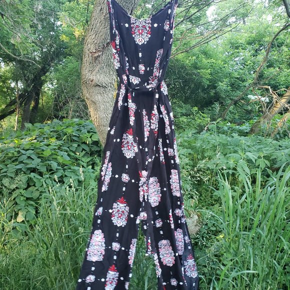 Gorgeous red and black floral jumpsuit. Size small. - Picture 3 of 10